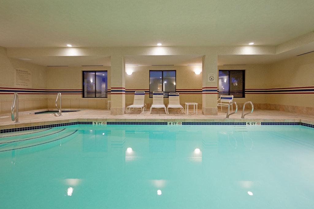 Holiday Inn Express Hotel & Suites Manchester - Airport By Ihg Exteriör bild