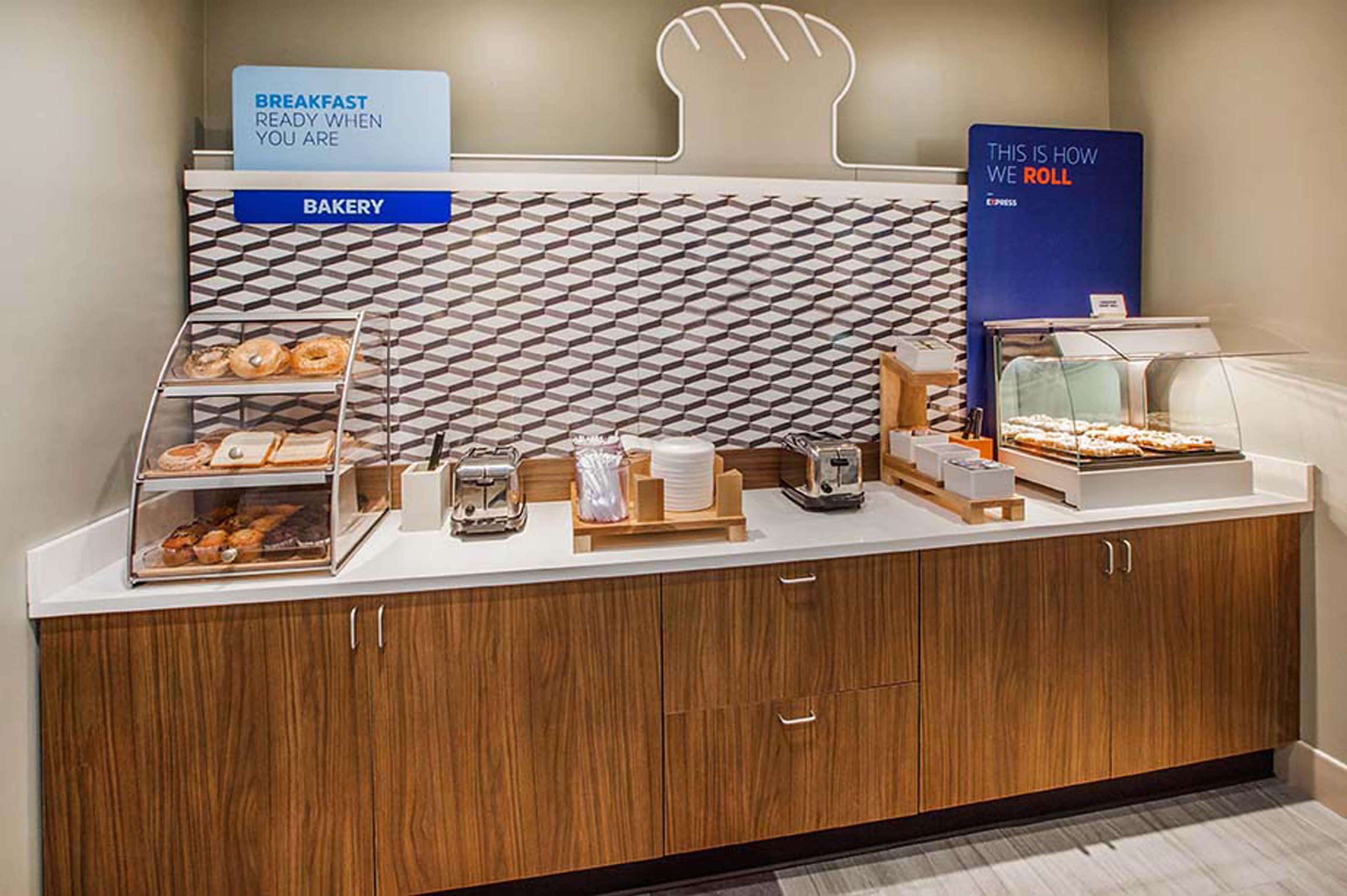 Holiday Inn Express Hotel & Suites Manchester - Airport By Ihg Exteriör bild